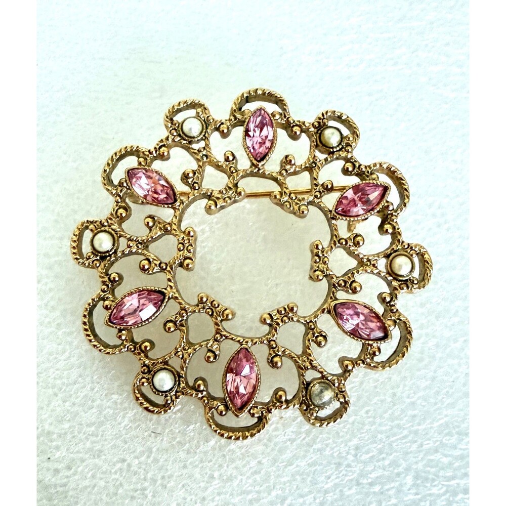 Vintage 1970s Pink Rhinestone Pearl Gold Tone Filigree Wreath Brooch Pin